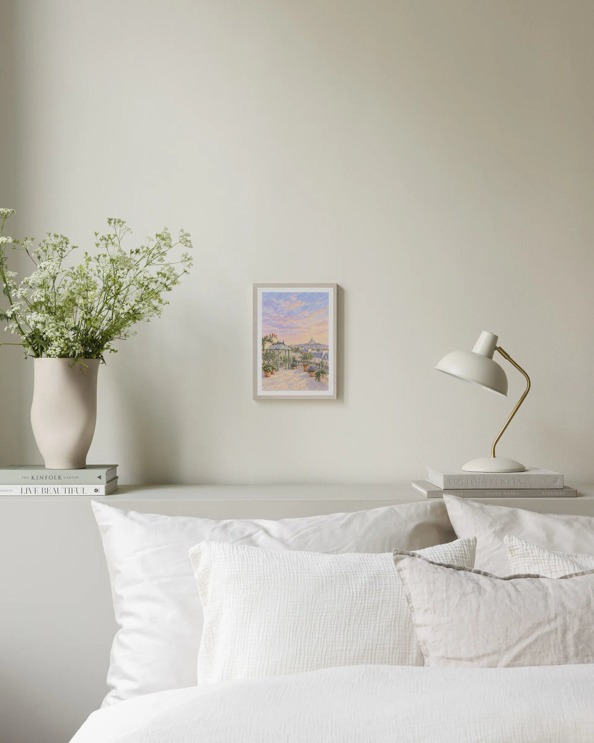 Poster in een interieur: Geschilderd Parijs dakterras met glazen kas en potplanten onder een roze en lila avondlucht