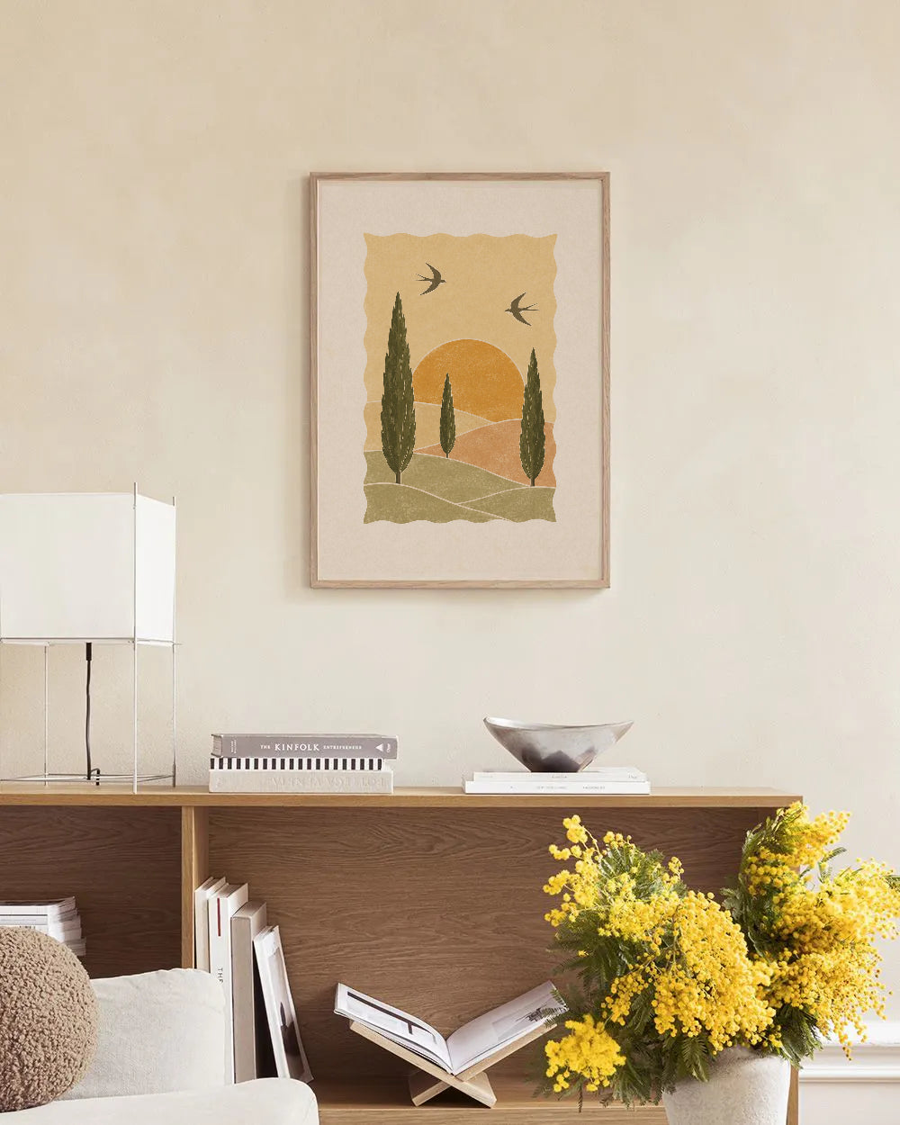 Poster in een interieur: Gestileerde cipressen en vogels bij een okergele zon boven heuvels in aardetinten