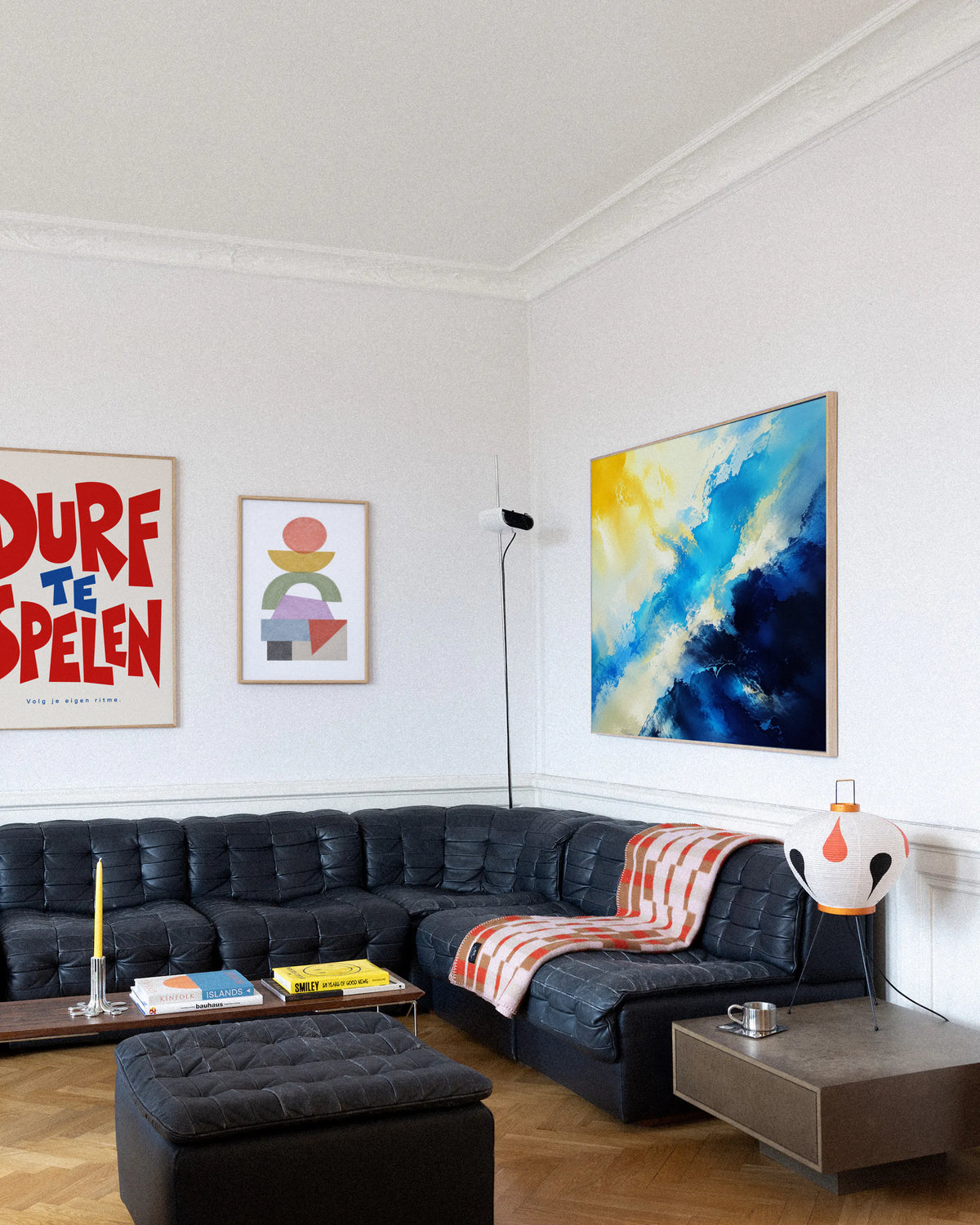 Poster in een interieur: Grafische tekst DURF TE SPELEN in rood en blauw met Volg je eigen ritme op een lichte achtergrond