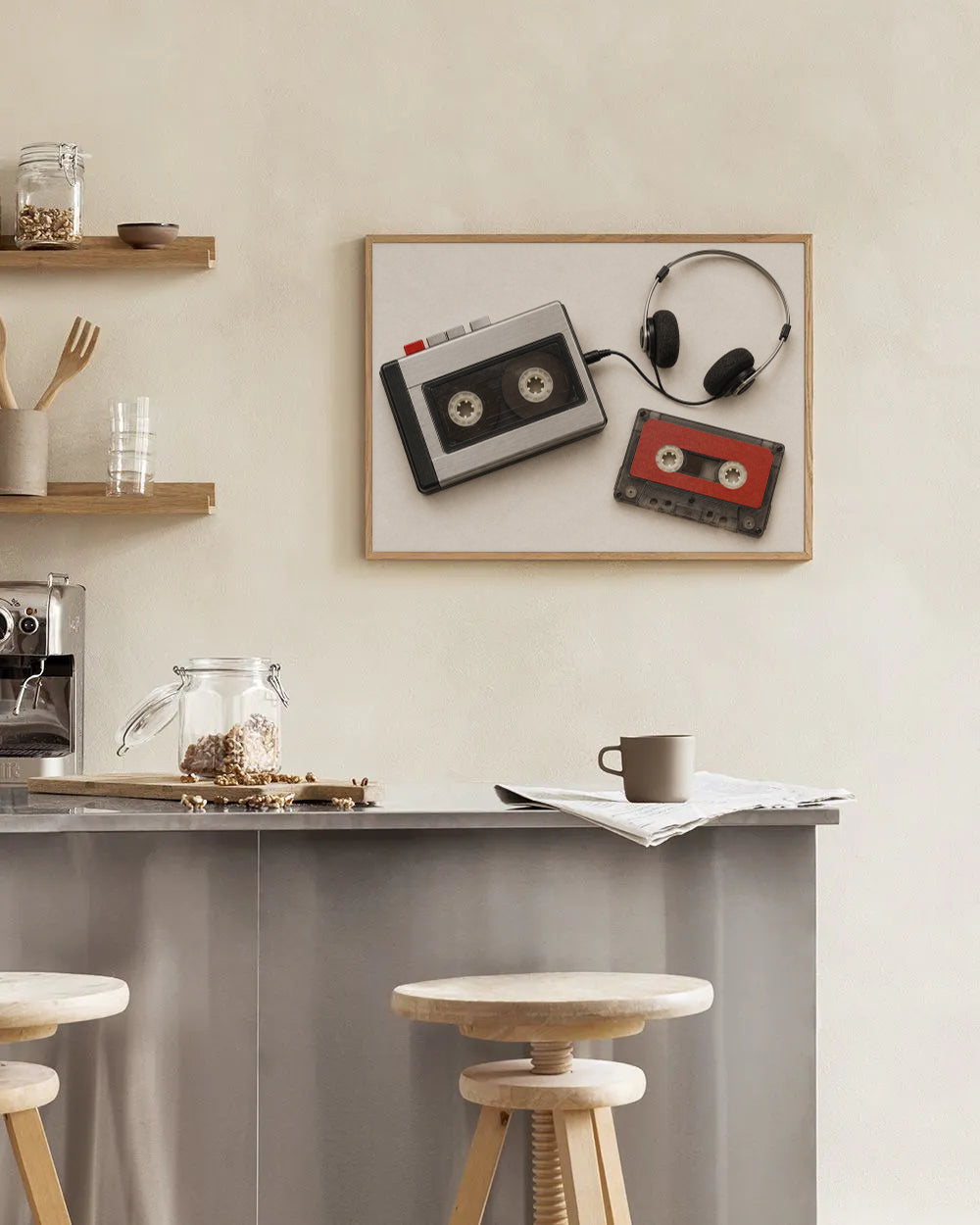Poster in een interieur: Zilverzwarte cassettespeler, zwarte koptelefoon en cassette met rood label op gebroken wit