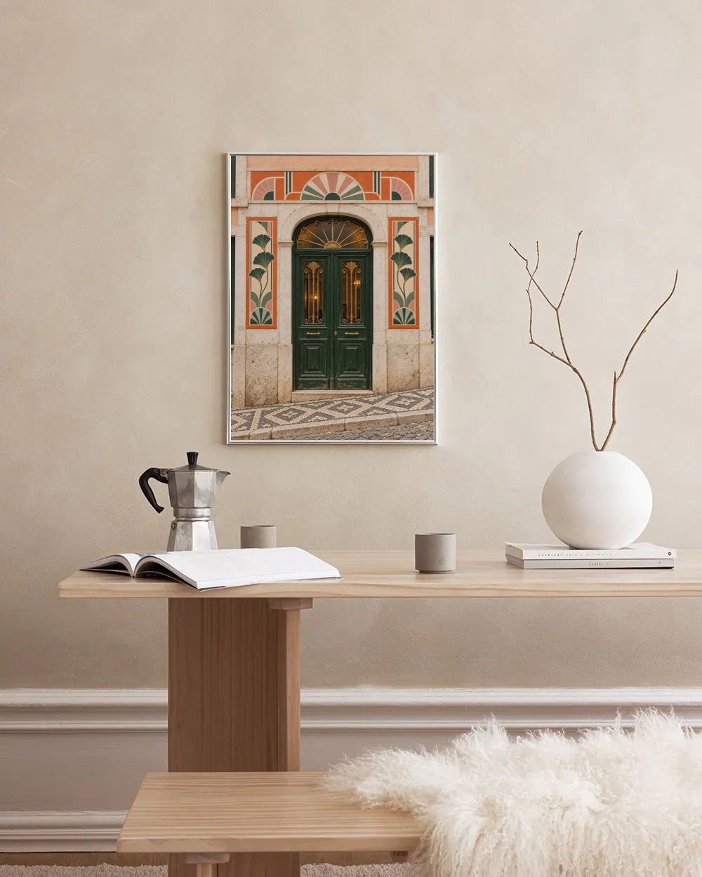 Poster in een interieur: Donkergroene boogdeur met goudkleurige waaiervormen in een perzikkleurige art-decogevel