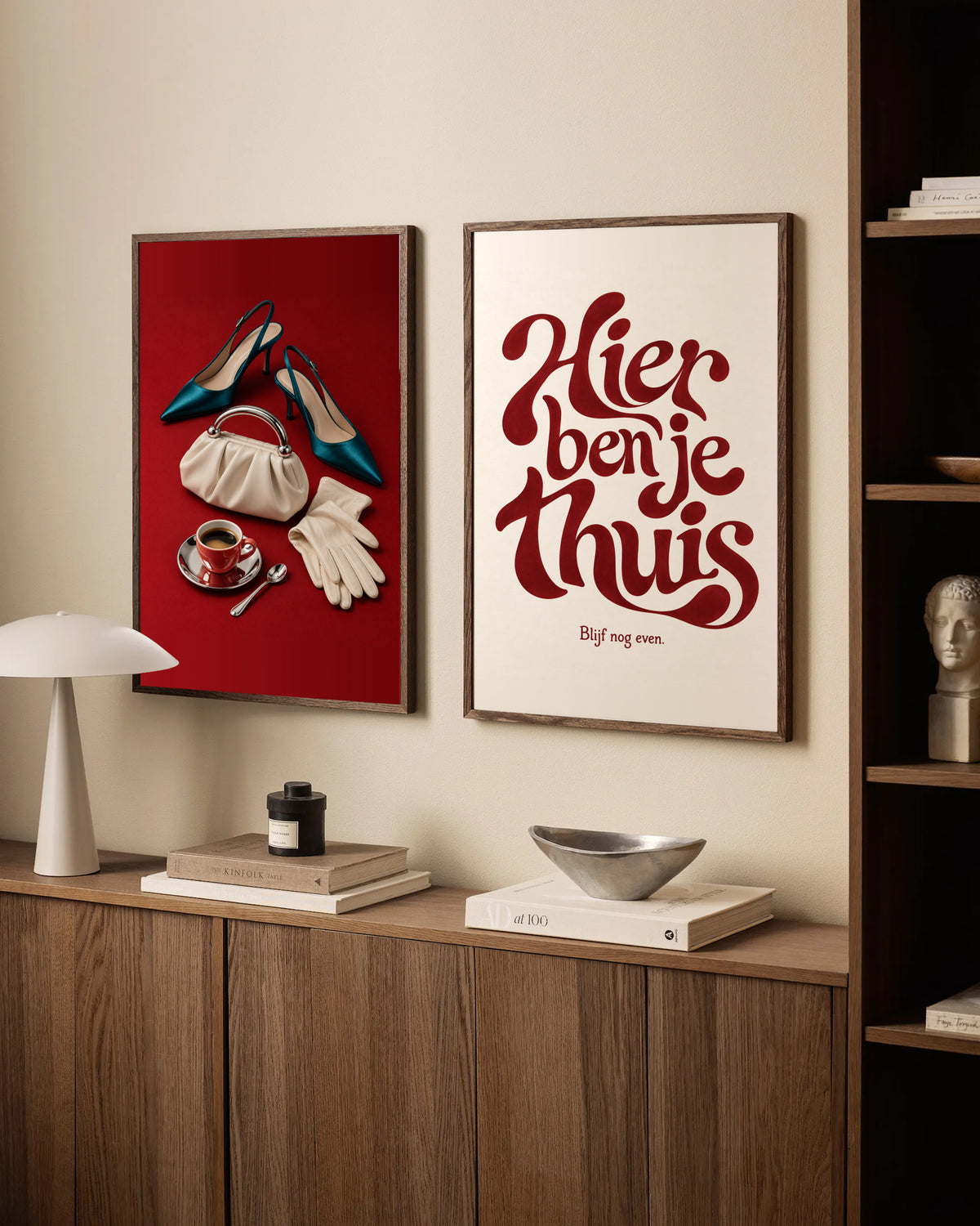 Poster in een interieur: Sierlijke bordeauxrode tekst Hier ben je Thuis en Blijf nog even op een crèmekleurige achtergrond