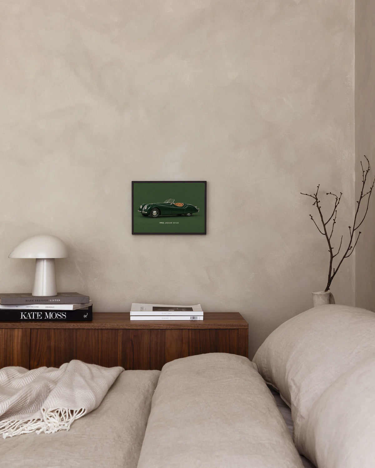 Poster in een interieur: Donkergroene Jaguar XK120 met de tekst 1953 JAGUAR XK120 tegen een groene achtergrond