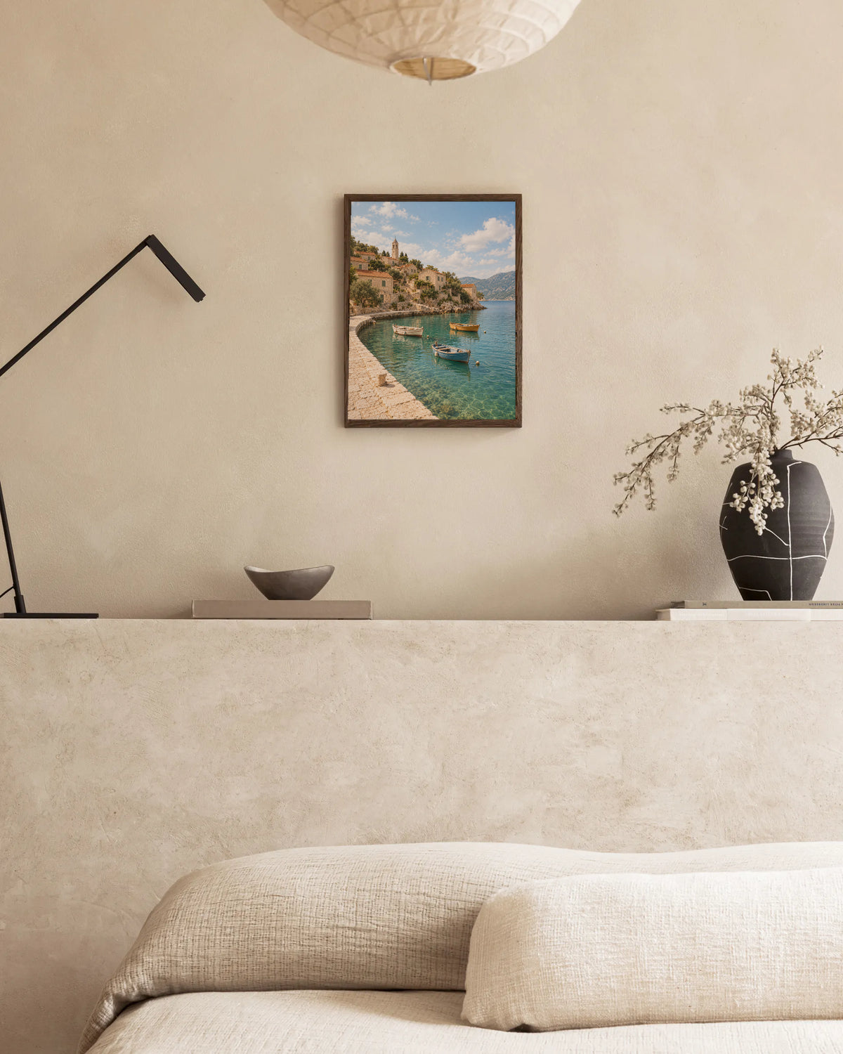 Poster in een interieur: Mediterrane haven met kleine bootjes, helder turquoise water en huizen langs een stenen kade