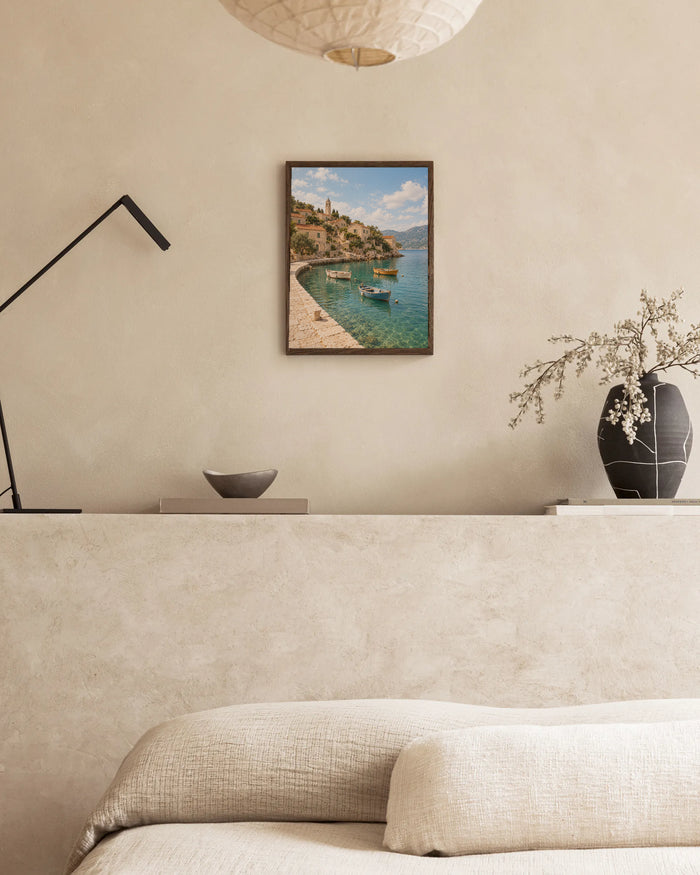Poster in een interieur: Mediterrane haven met kleine bootjes, helder turquoise water en huizen langs een stenen kade