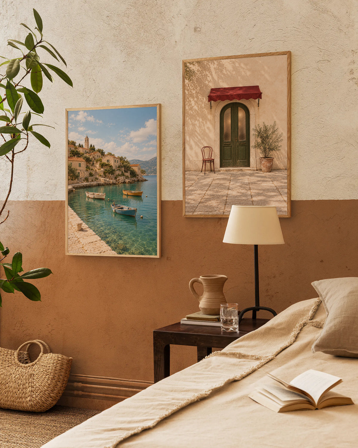 Poster in een interieur: Mediterrane haven met kleine bootjes, helder turquoise water en huizen langs een stenen kade