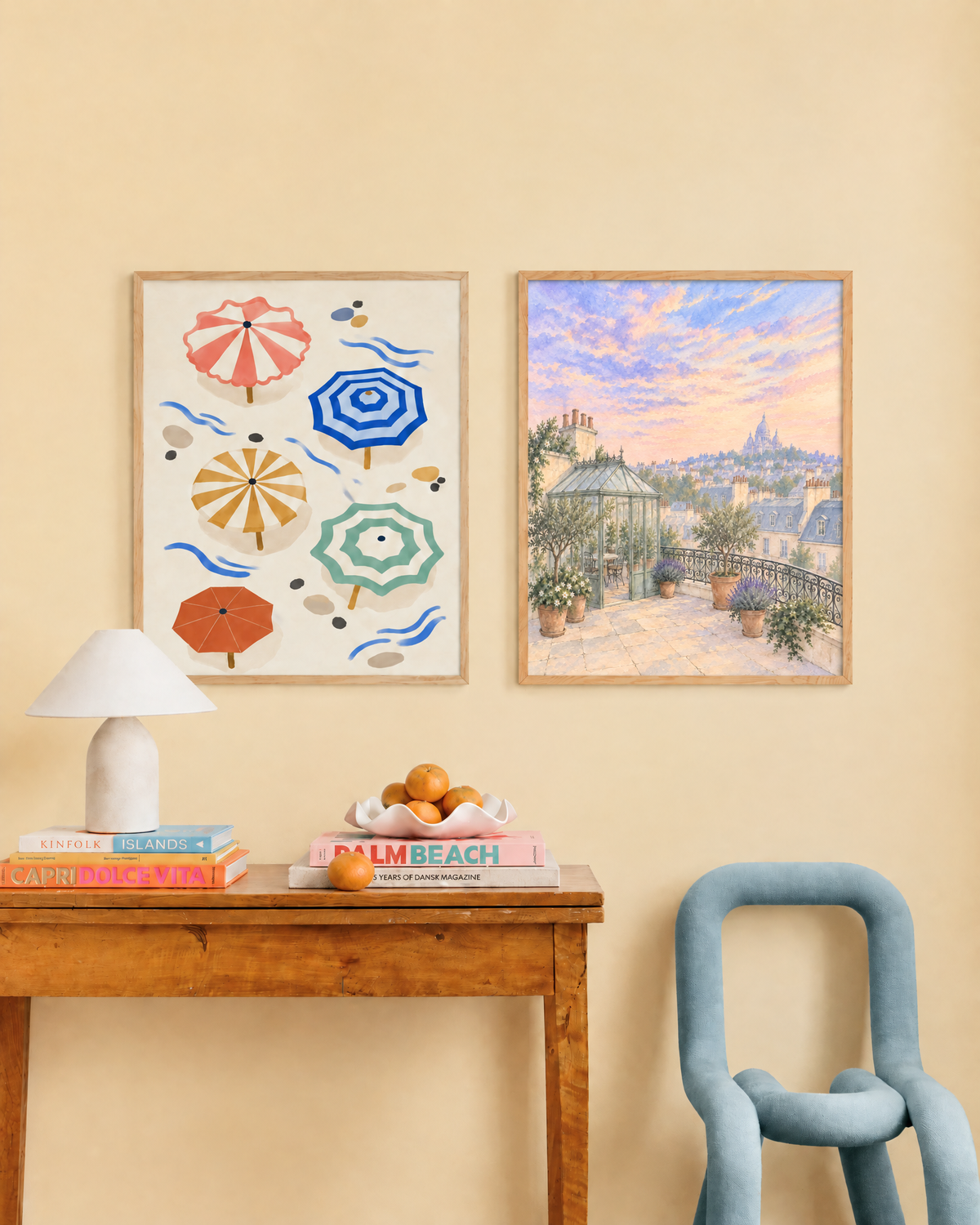 Poster in een interieur: Bovenaanzicht van vijf kleurrijke parasols met blauwe golflijnen op een crèmekleurige achtergrond