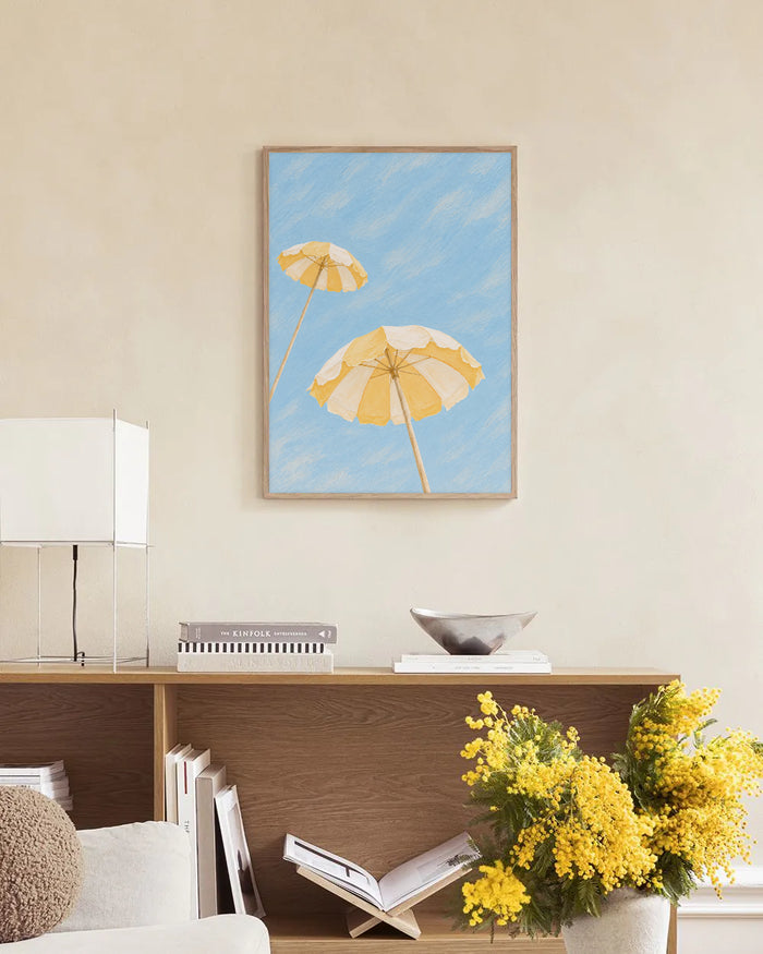 Poster in een interieur: Geschilderde geel-witte parasols tegen een blauwe lucht met losse penseelstreken