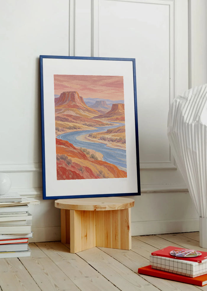 Poster in een interieur: Geschilderde blauwe rivier tussen tafelbergen en canyonhellingen in terracotta, oker en lila