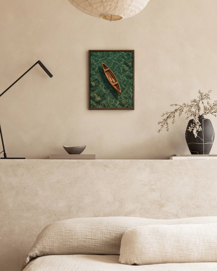 Poster in een interieur: Houten kano met peddel, diagonaal van bovenaf gezien op helder groen water