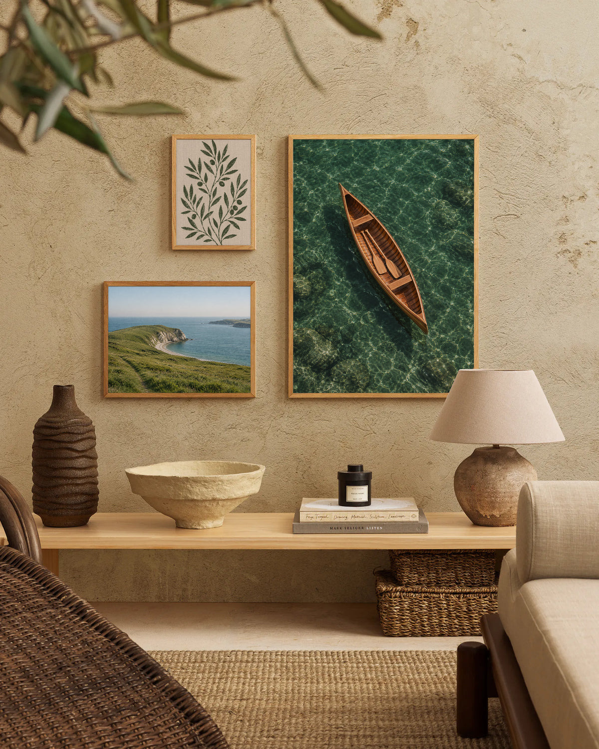 Poster in een interieur: Houten kano met peddel, diagonaal van bovenaf gezien op helder groen water