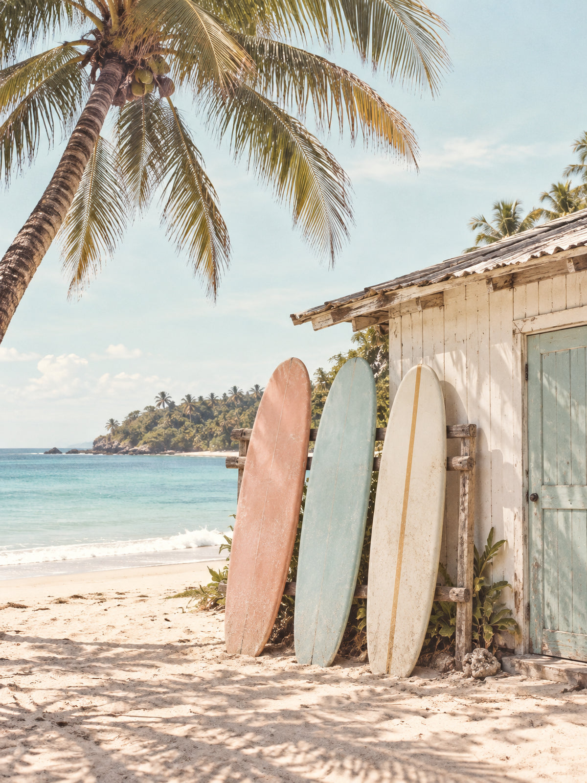 Kunstwerk: Surfplanken bij een strandhuisje onder een palmboom aan een turquoise zee