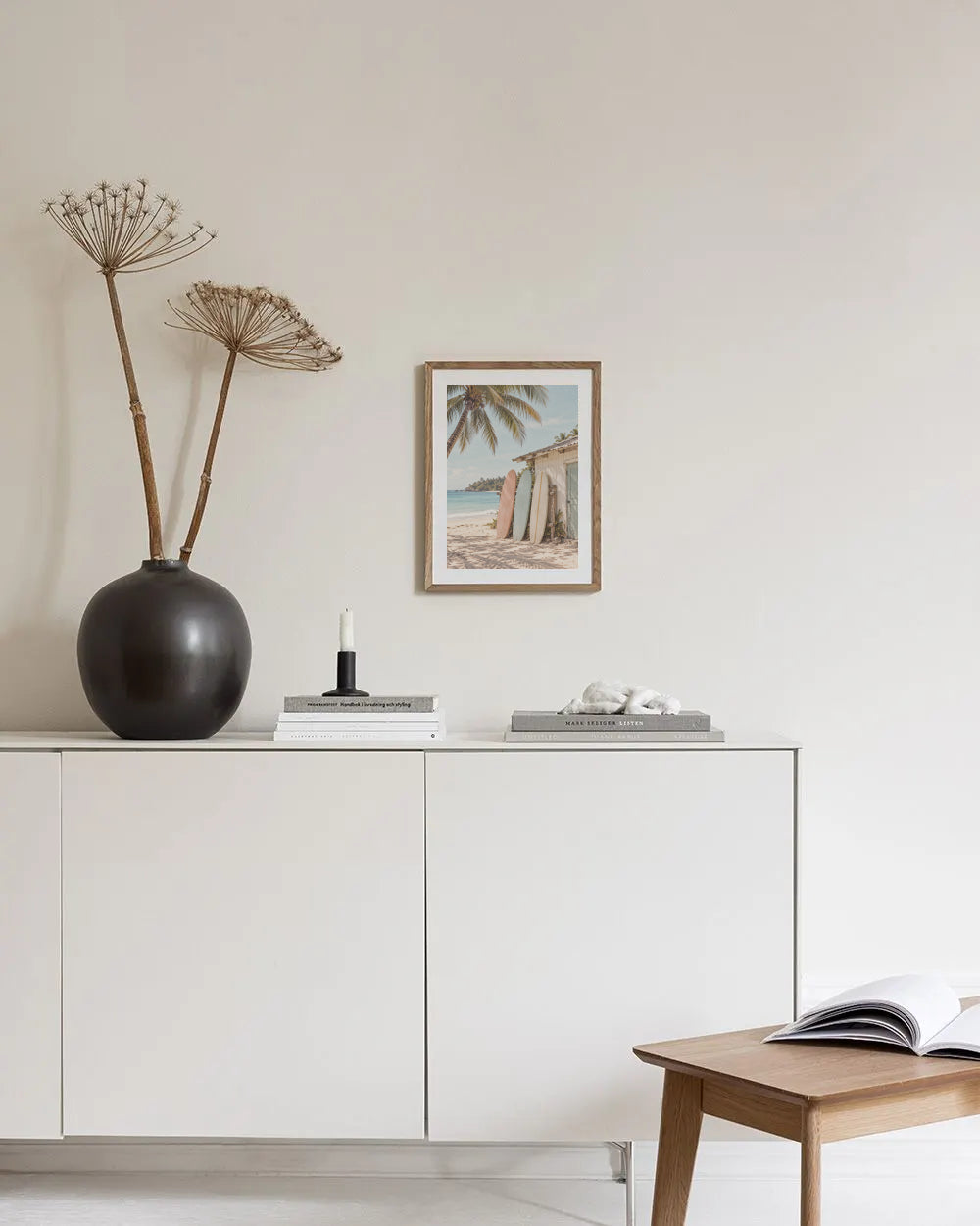 Poster in een interieur: Surfplanken bij een strandhuisje onder een palmboom aan een turquoise zee