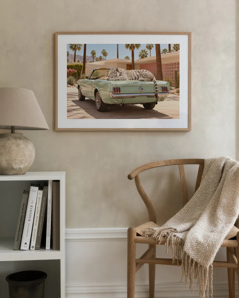 Poster in een interieur: Witte tijger achter in een mintgroene klassieke cabriolet tussen palmbomen en lage gebouwen