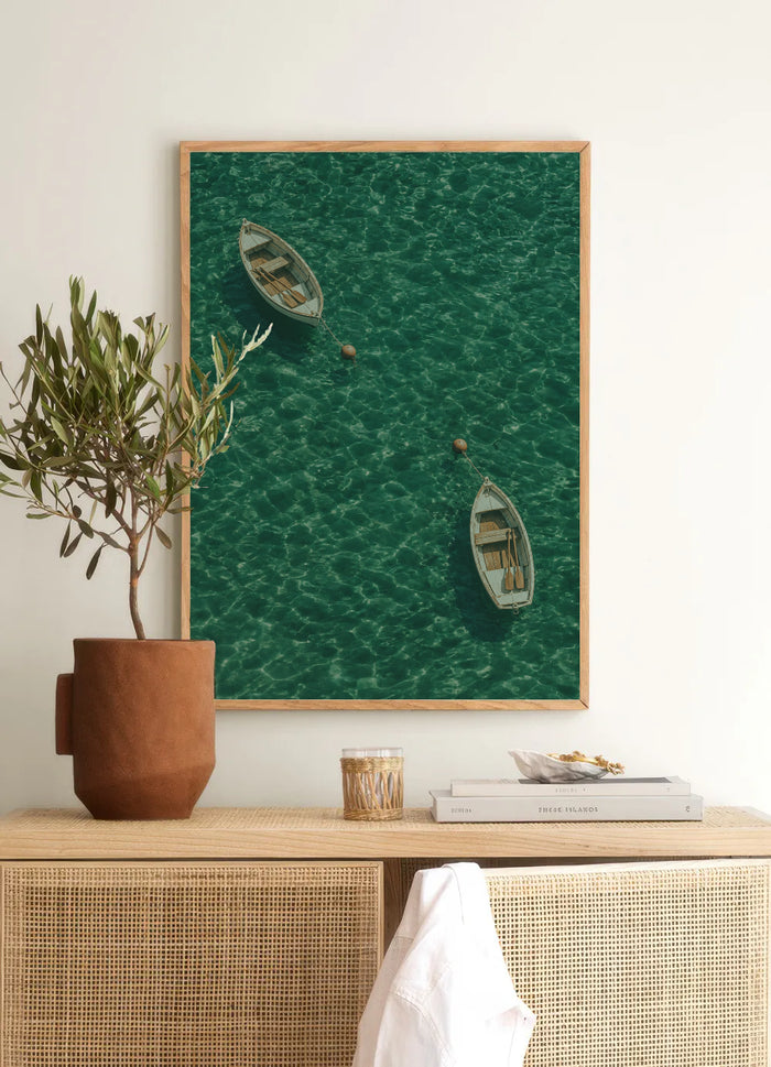 Poster in een interieur: Bovenaanzicht van twee houten bootjes en kleine boeien op helder smaragdgroen water