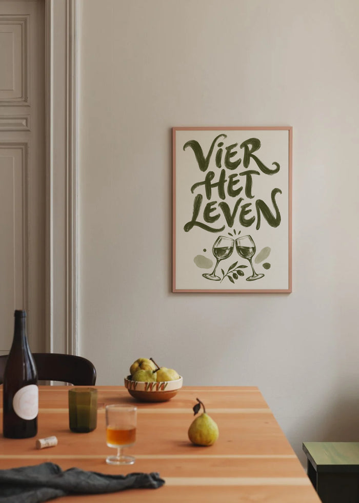 Poster in een interieur: Olijfgroene tekst VIER HET LEVEN boven twee klinkende wijnglazen en bladeren op crème