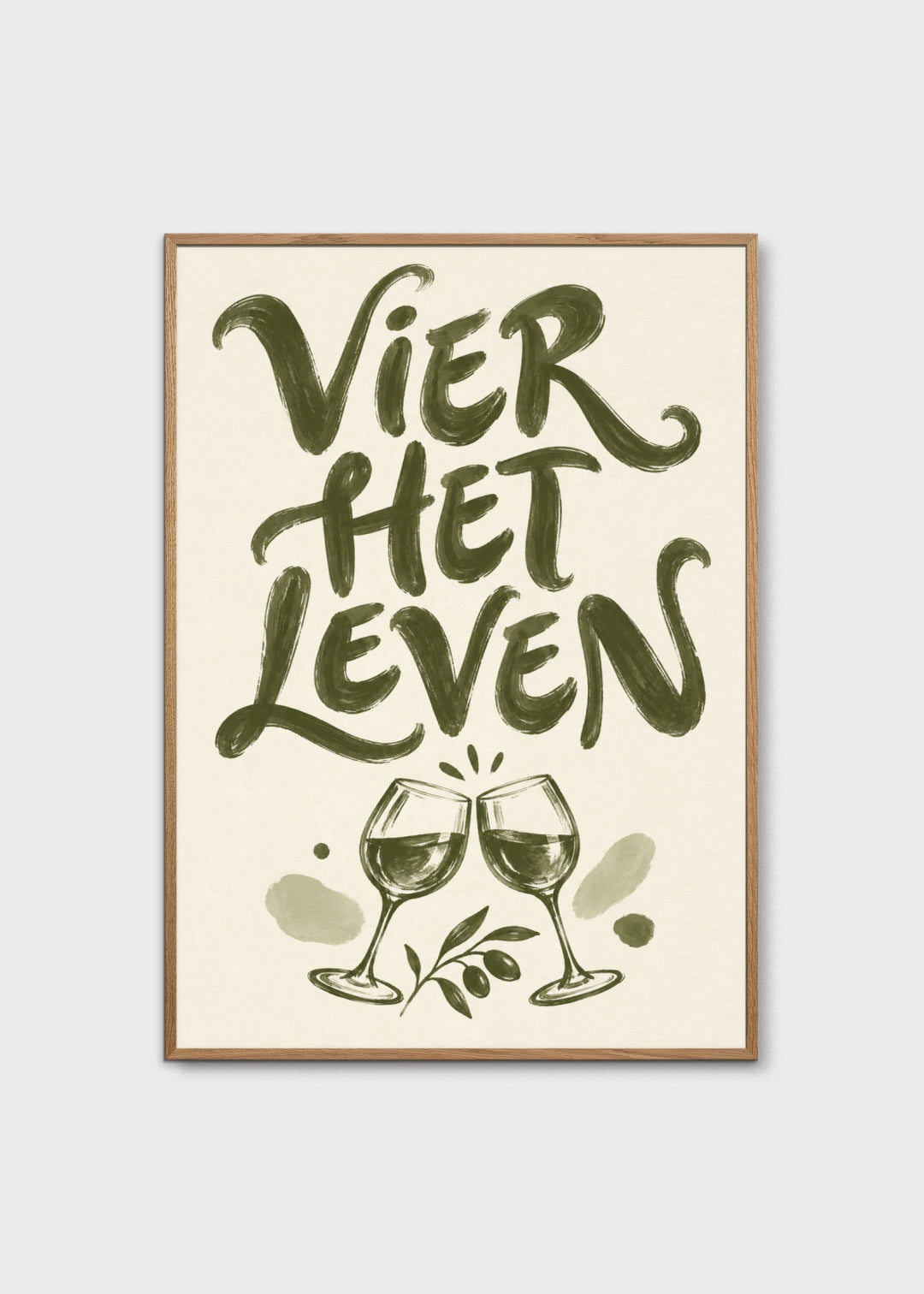 Ingelijste poster: Olijfgroene tekst VIER HET LEVEN boven twee klinkende wijnglazen en bladeren op crème