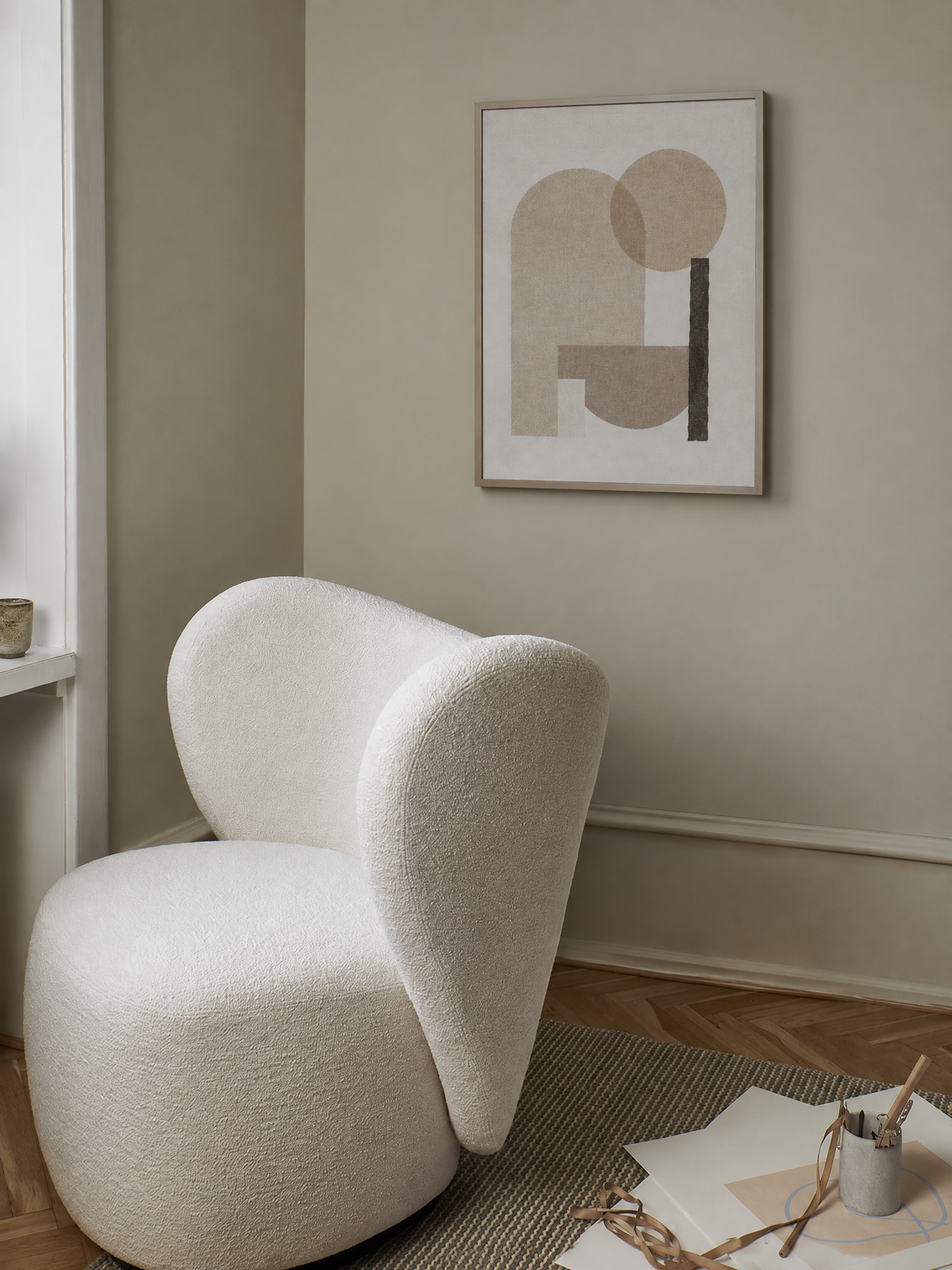 Poster in een interieur: Abstracte beige compositie met een boog, cirkel, halve komvorm en donkere verticale lijn