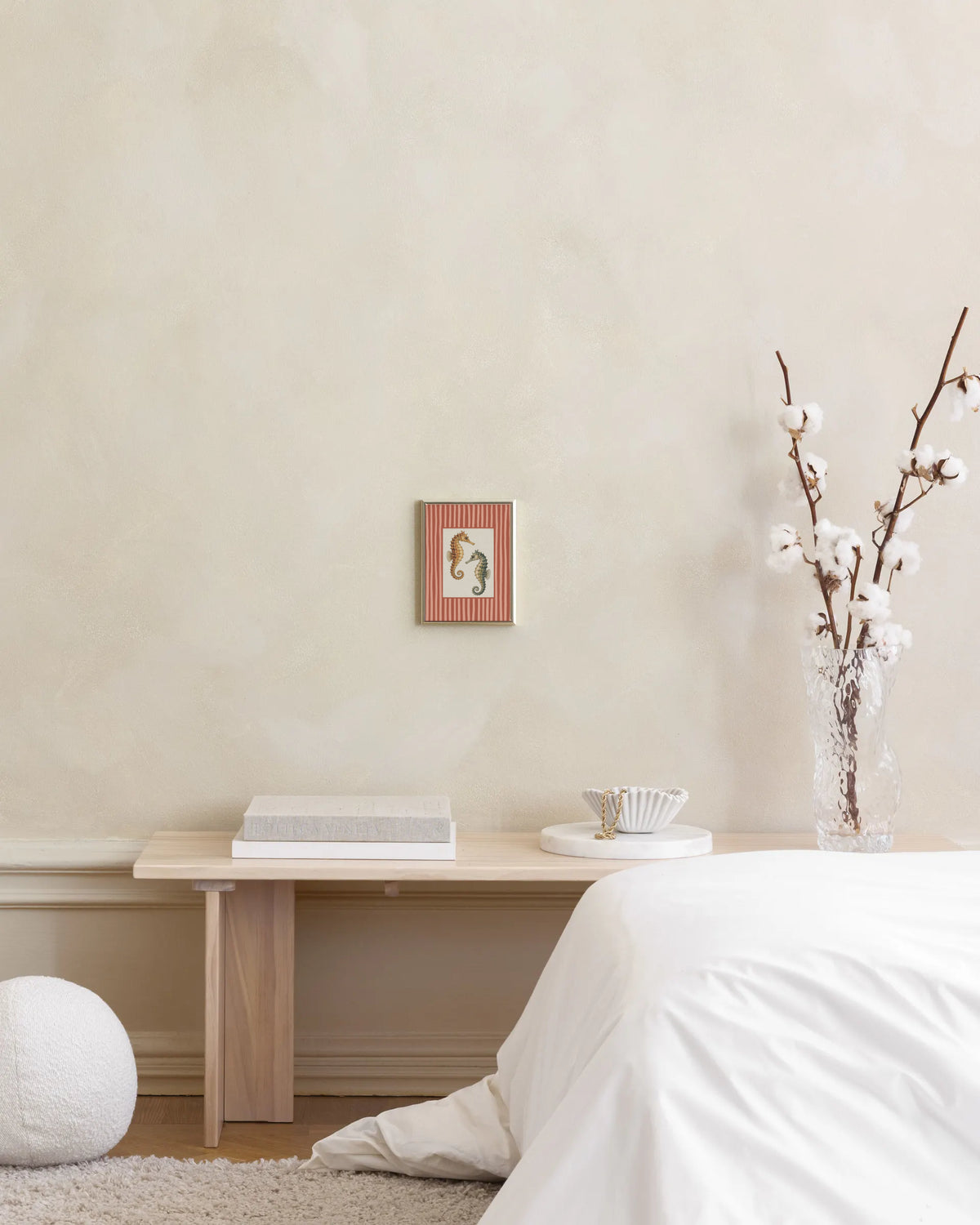 Poster in een interieur: Twee zeepaardjes in oker en grijsgroen op ivoor met een terracotta en zachtroze gestreepte rand