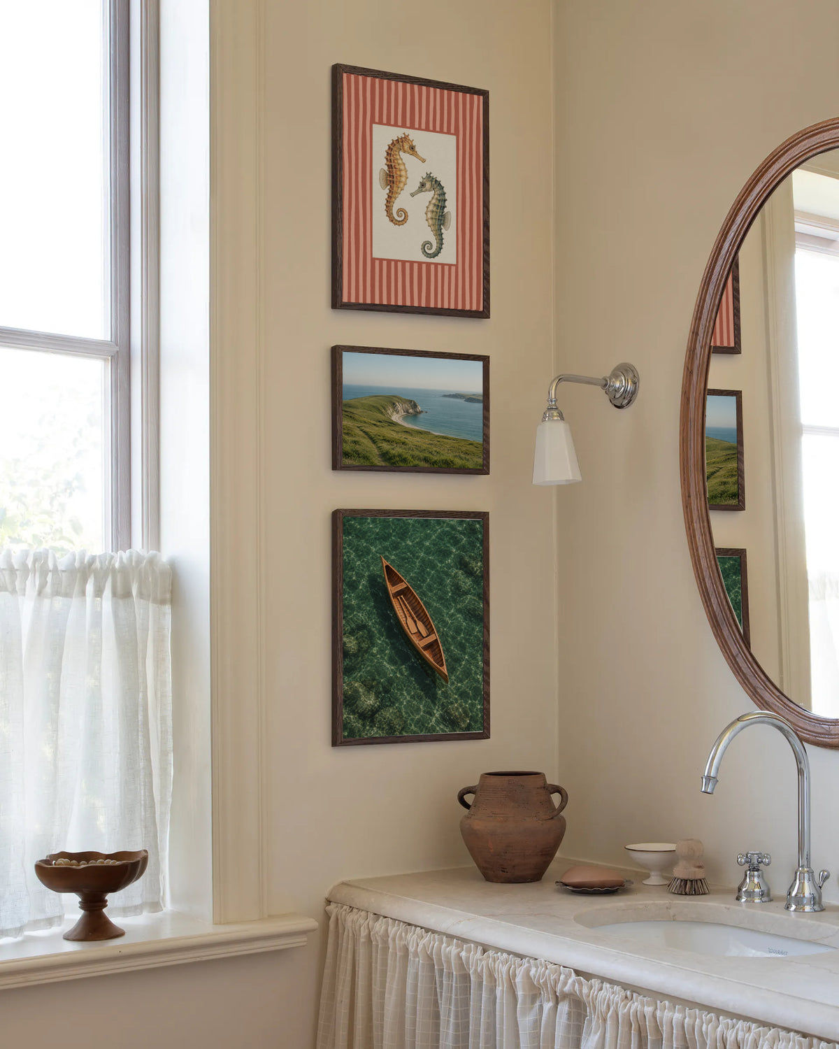 Poster in een interieur: Twee zeepaardjes in oker en grijsgroen op ivoor met een terracotta en zachtroze gestreepte rand