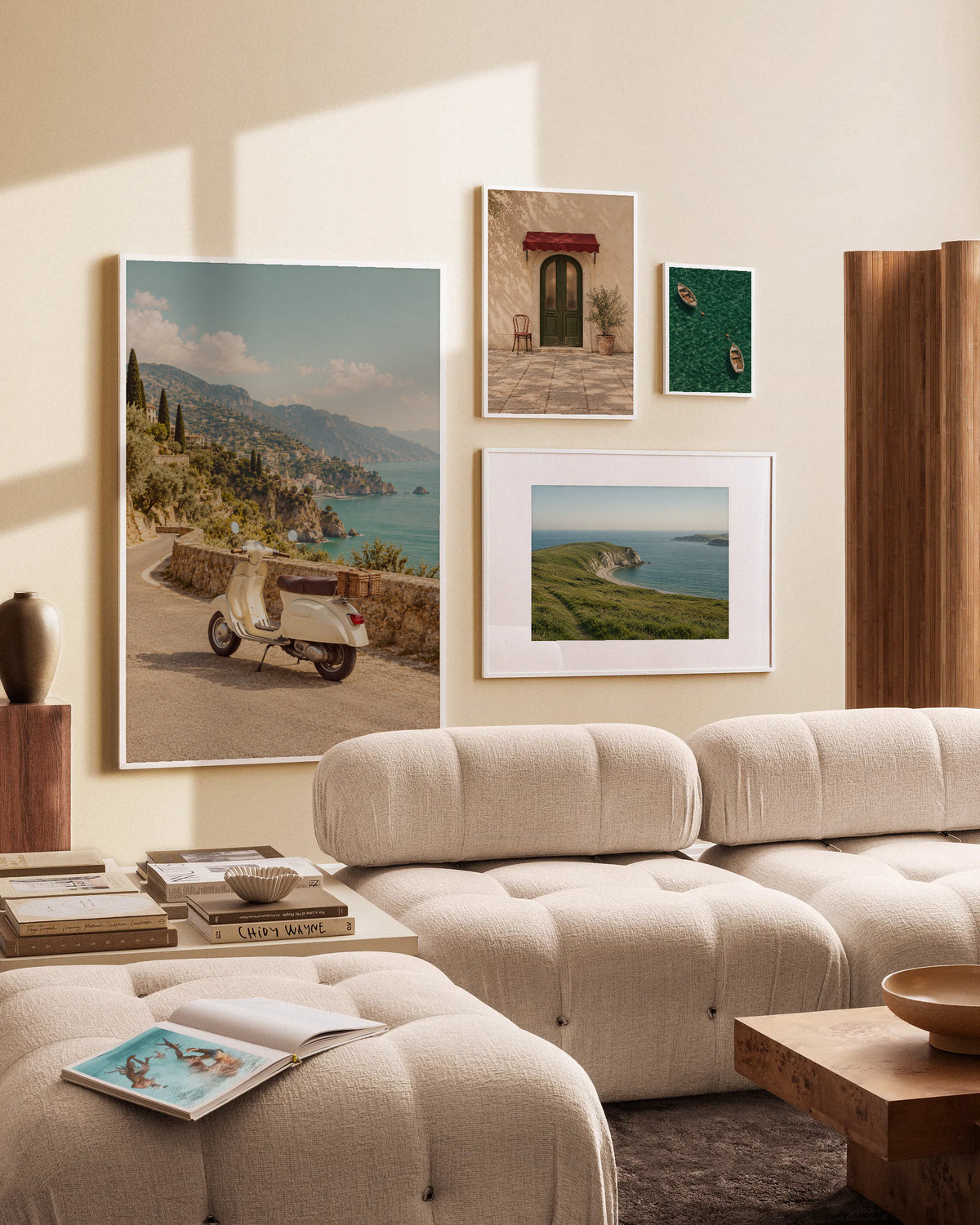 Poster in een interieur: Crèmekleurige scooter met rieten mand langs een stenen muur met uitzicht op een zonnige kust
